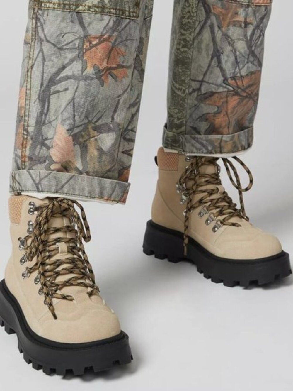 URBAN OUTFITTERS Ava Hiker Boot in Tan Size 9